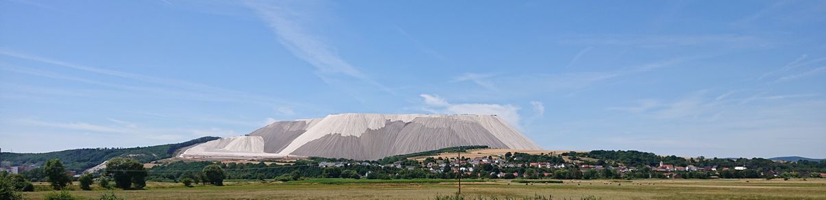 riesige Halde des Kali-Abbaues