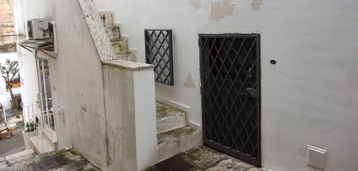 Ostuni Eingangstür Zimmer