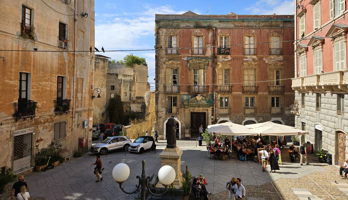 Platz mit Restaurant